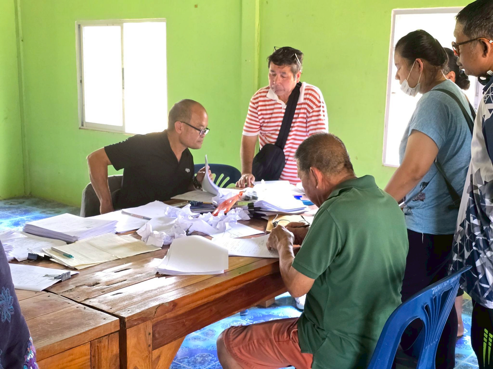 title - วันที่ 7 เมษายน 2569 นายวิทูล ประดิษฐ์บุญ ปฏิรูปที่ดินจังหวัดปราจีนบุรี มอบหมายให้ นายลิขิต ผันผ่อน ผู้อำนวยการกลุ่มกฎหมาย พร้อมด้วย เจ้าหน้าที่ ส.ป.ก.ปราจีนบุรี ลงพื้นที่ออกศูนย์บริการเคลื่อนที่ “Mobile Unit”  ยื่นคำร้องทั่วไปและปรึกษาข้อกฎหมายที่เกี่ยวข้องกับการปฏิรูปที่ดิน ณ ตำบลวังตะเคียน อำเภอกบินทร์บุรี จังหวัดปราจีนบุรี